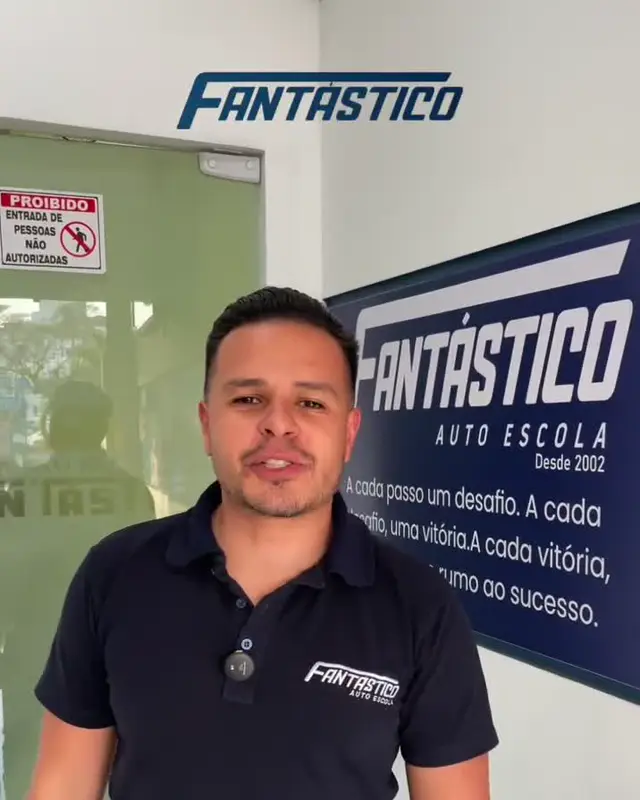 Integrante da equipe Fantástico, de uniforme, na recepção da autoescola