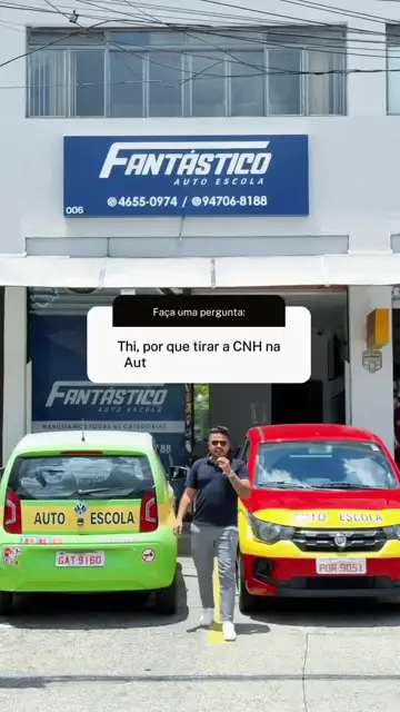 Carros da autoescola em frente à fachada