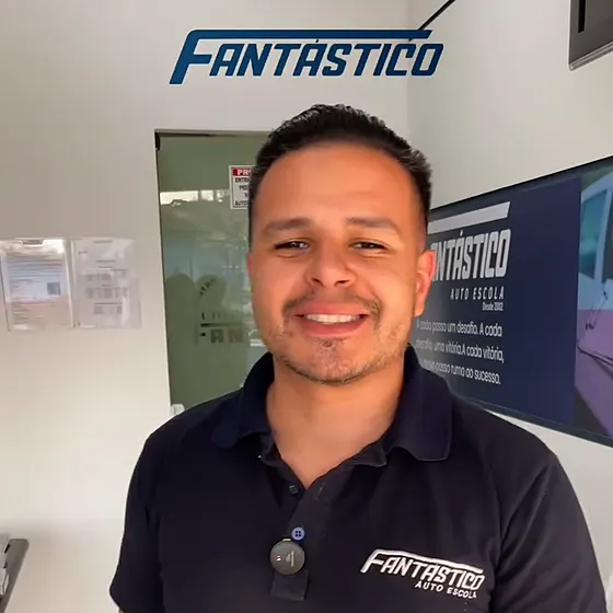 Integrante da equipe Fantástico, de uniforme, sorrindo