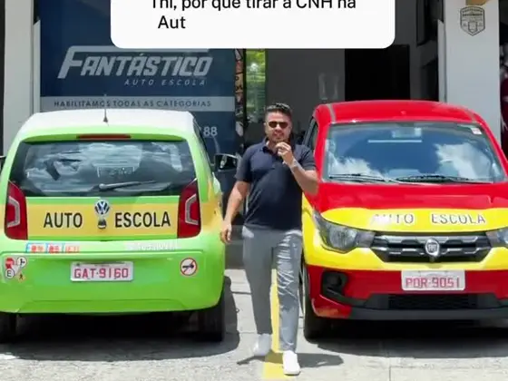 Carros da autoescola em frente à fachada da Fantástico