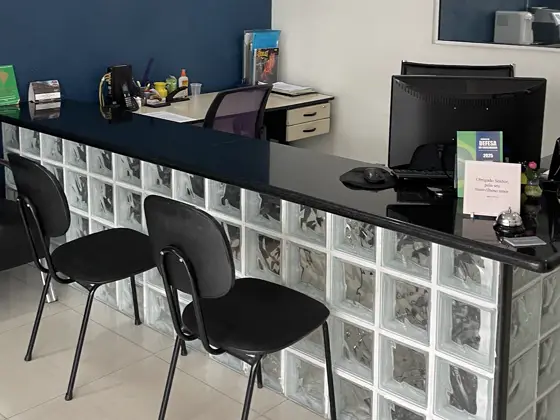 Recepção da Fantástico: parede azul e balcão de blocos de vidro